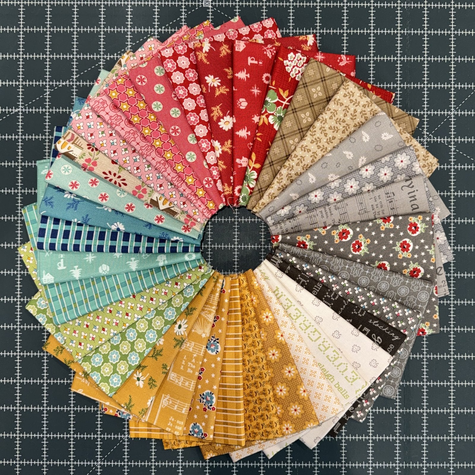 Hometown Holiday 34 Petite FQ Bundle