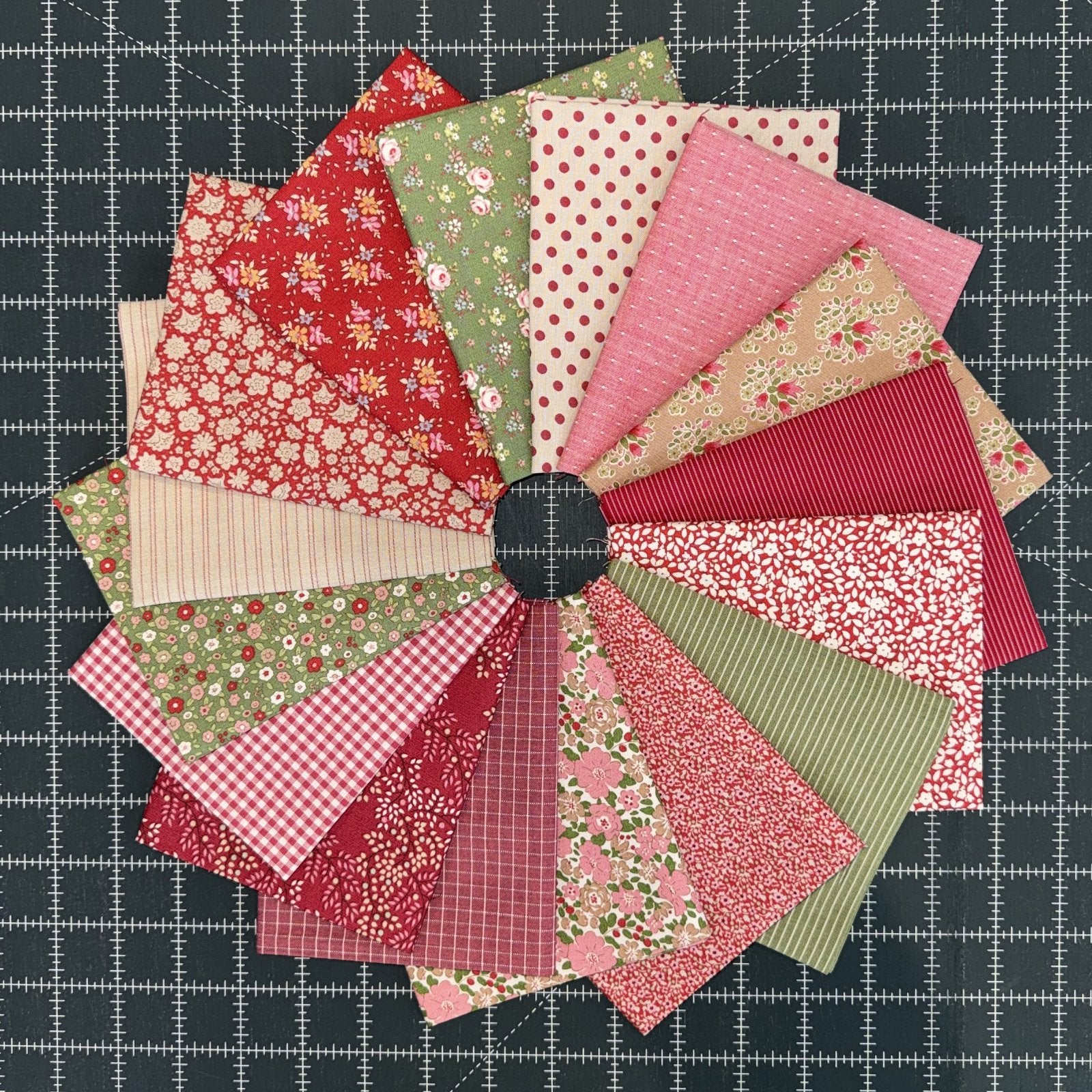 Creating Memories 16 FQ Bundle - Winter Reds and Greens • Tilda Fabrics