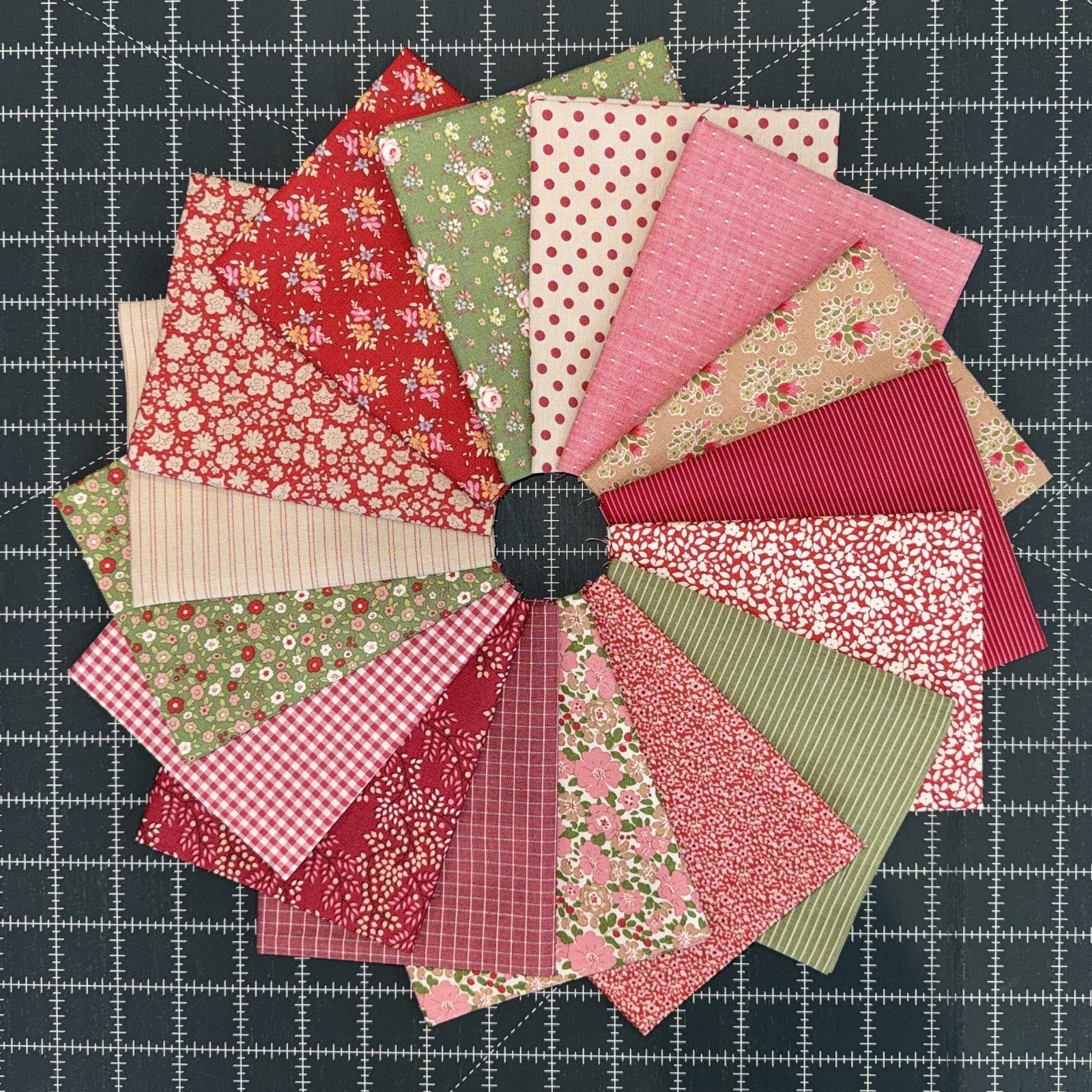 Creating Memories 16 FQ Bundle - Winter Reds and Greens • Tilda Fabrics